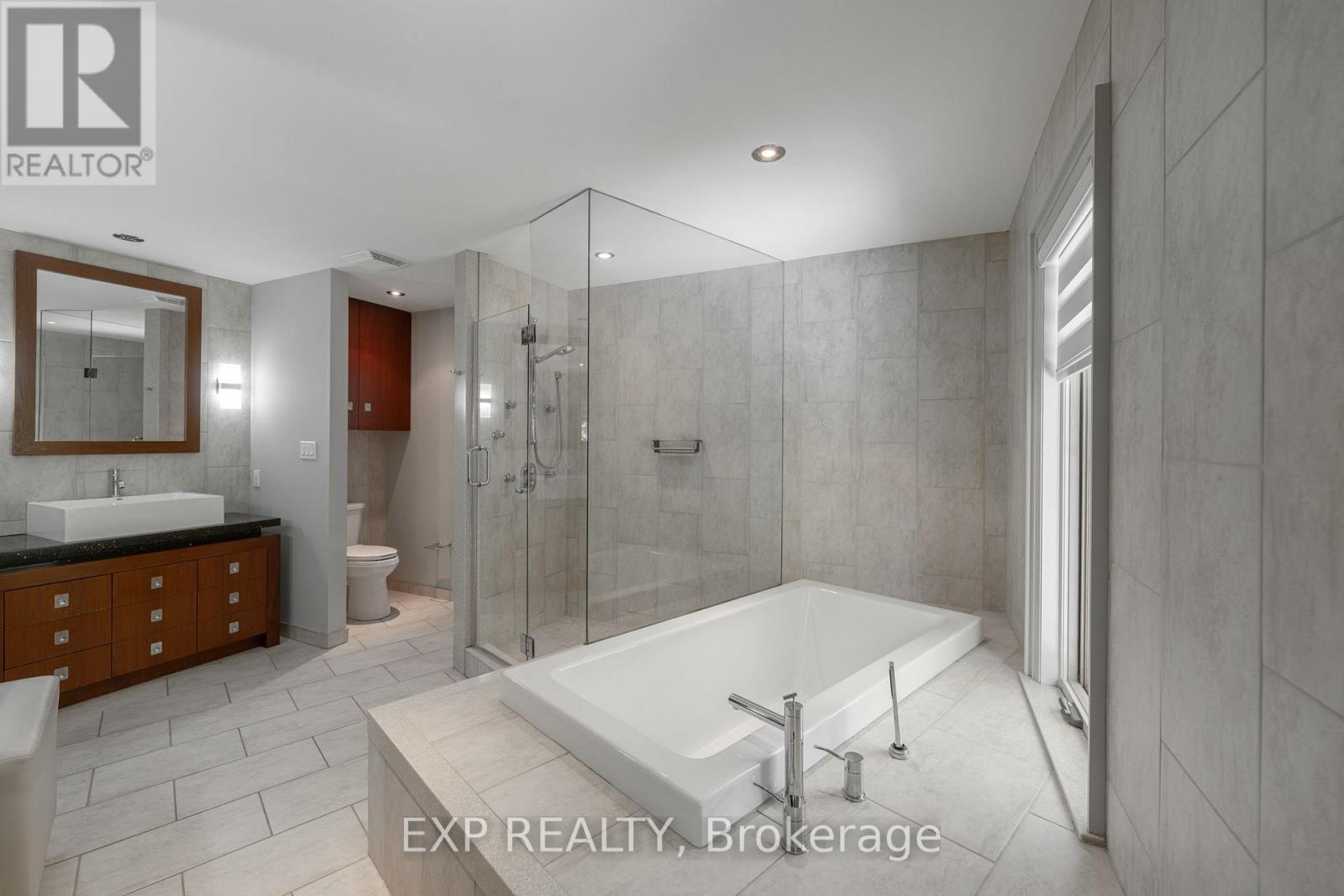 6559 Jupiter Boulevard, Niagara Falls (Stamford), ON - Indoor Photo Showing Bathroom