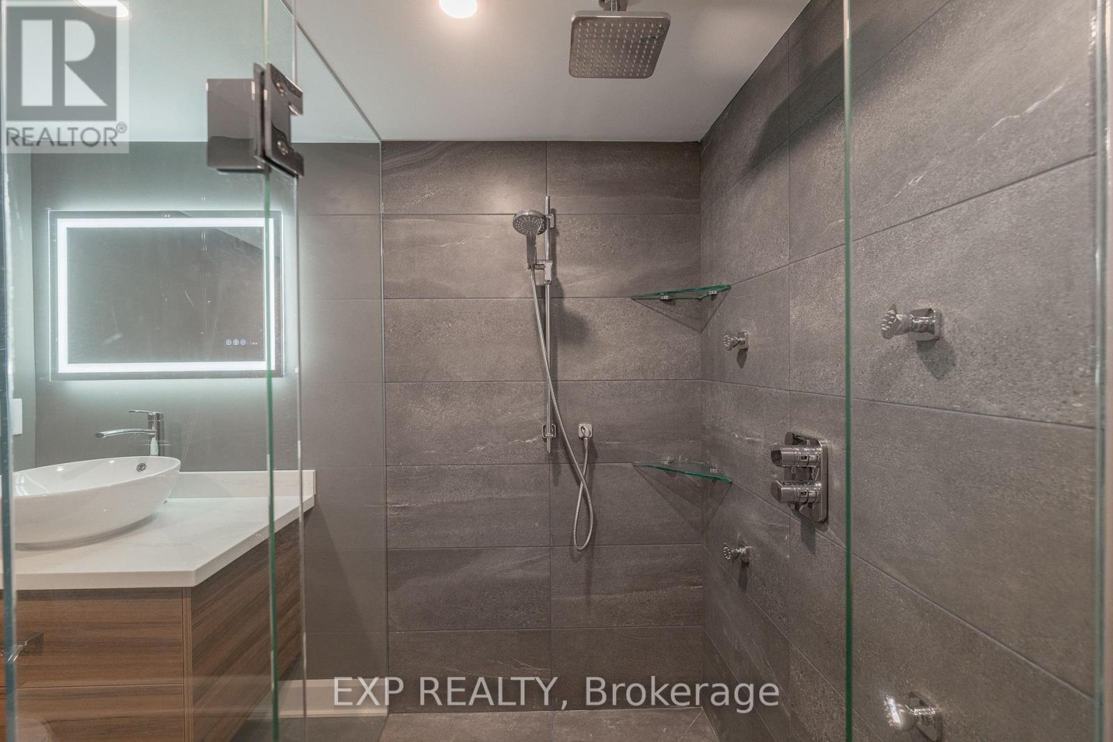 6559 Jupiter Boulevard, Niagara Falls (Stamford), ON - Indoor Photo Showing Bathroom