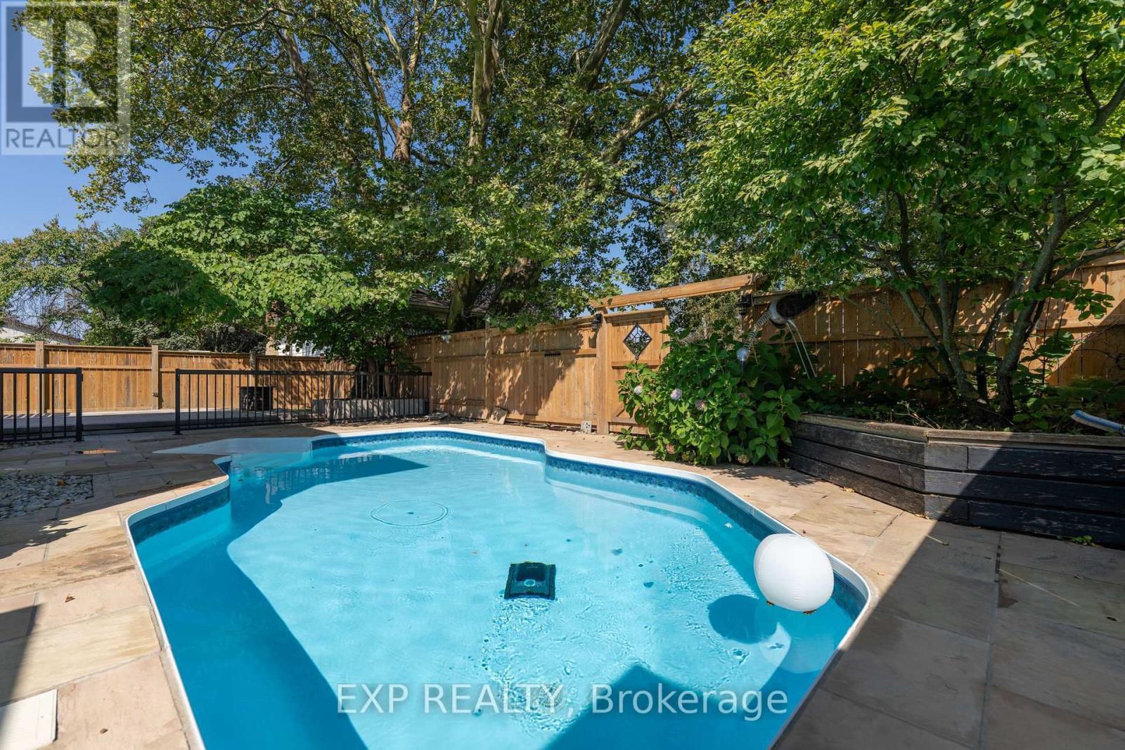 6559 Jupiter Boulevard, Niagara Falls (Stamford), ON - Outdoor With In Ground Pool With Backyard