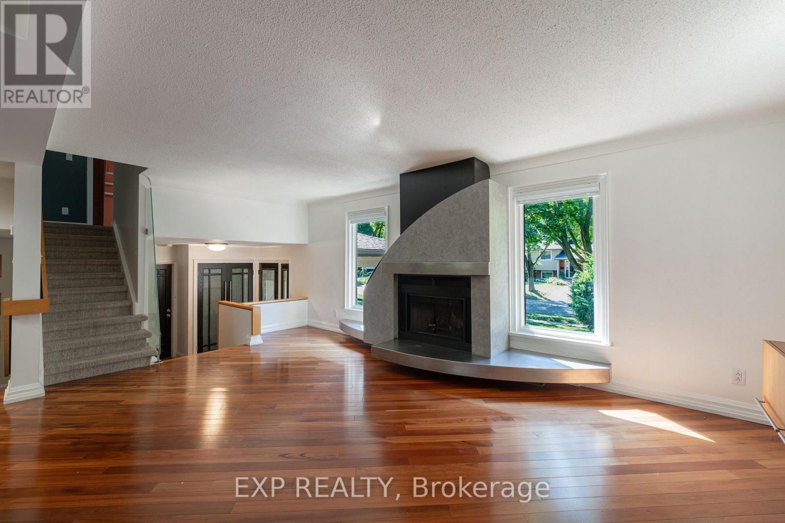 6559 Jupiter Boulevard, Niagara Falls (Stamford), ON - Indoor Photo Showing Living Room With Fireplace