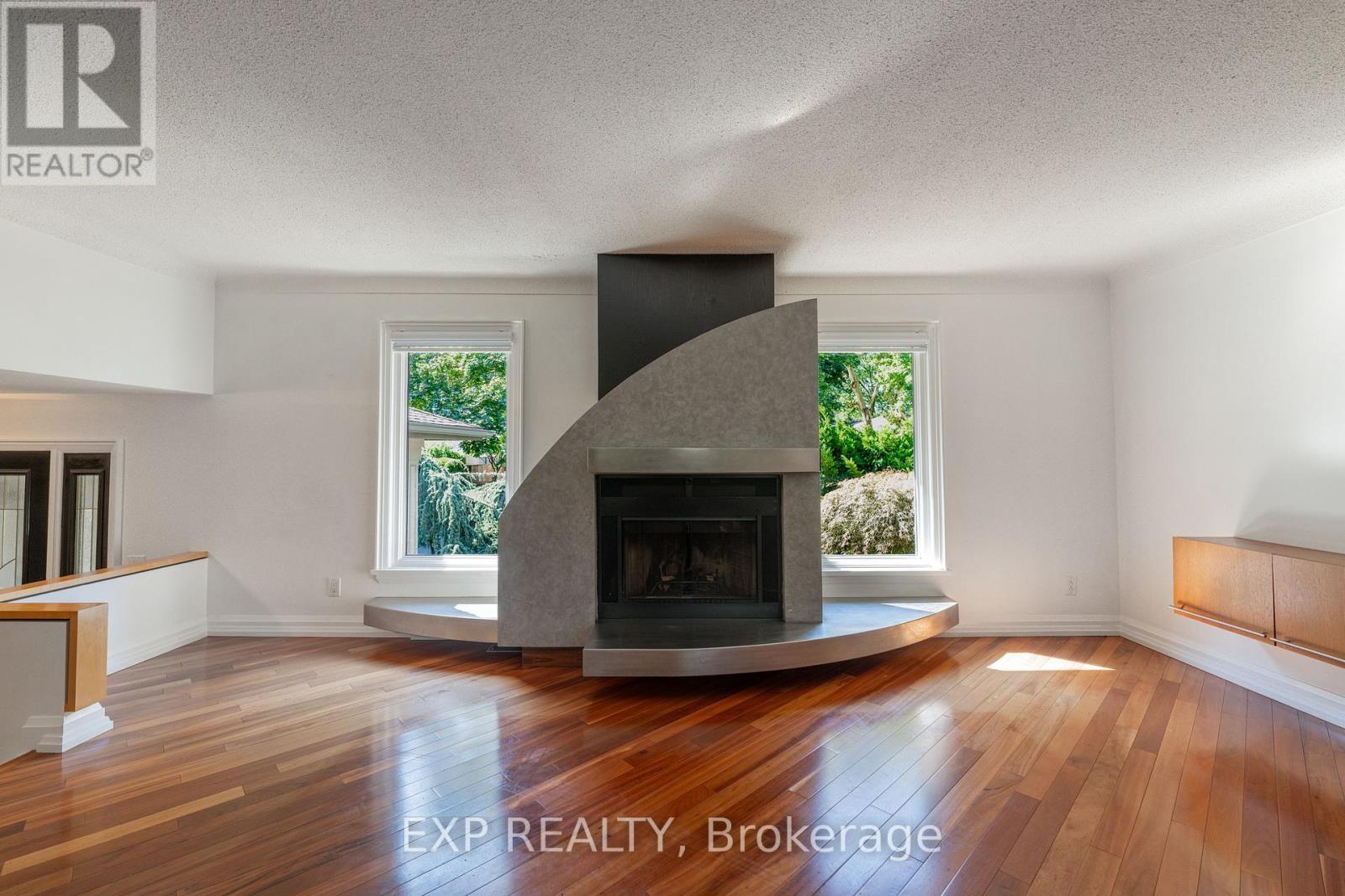 6559 Jupiter Boulevard, Niagara Falls (Stamford), ON - Indoor Photo Showing Living Room With Fireplace