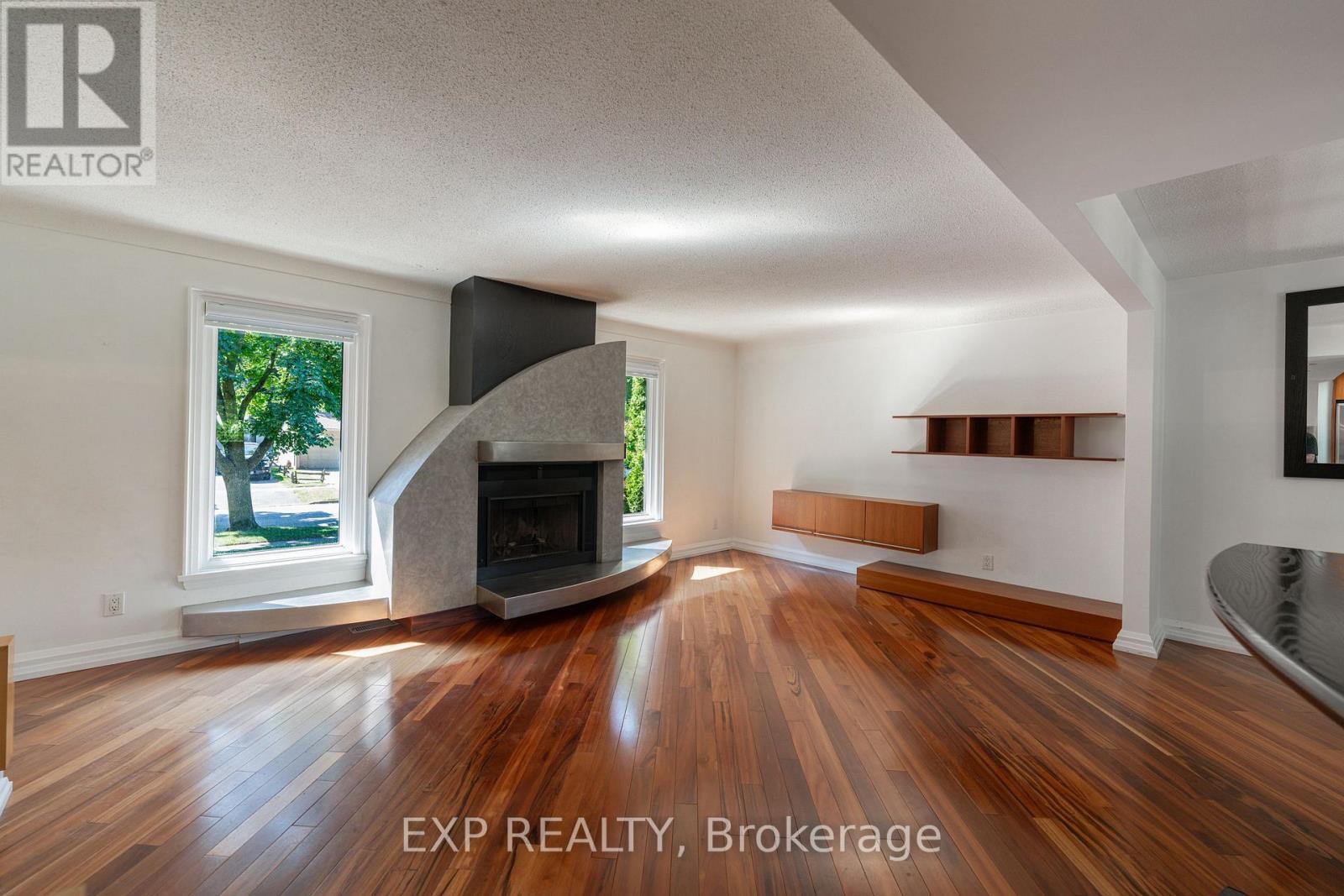 6559 Jupiter Boulevard, Niagara Falls (Stamford), ON - Indoor Photo Showing Other Room With Fireplace
