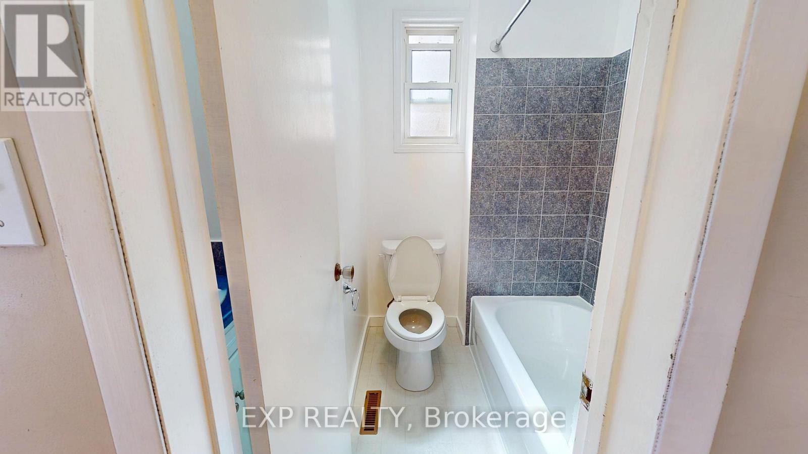 3312 Addison Avenue, Niagara Falls (Church'S Lane), ON - Indoor Photo Showing Bathroom