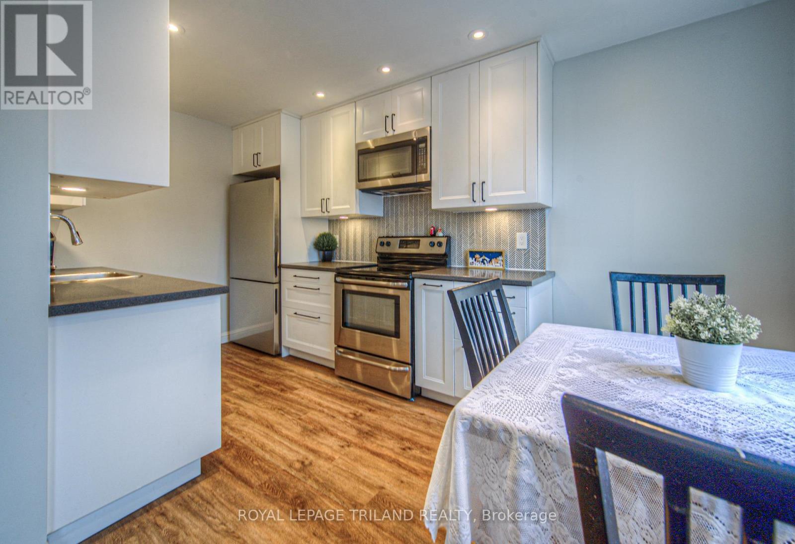 Unit #13 - 2700 Barton Street E, Hamilton (Grayside), ON - Indoor Photo Showing Kitchen