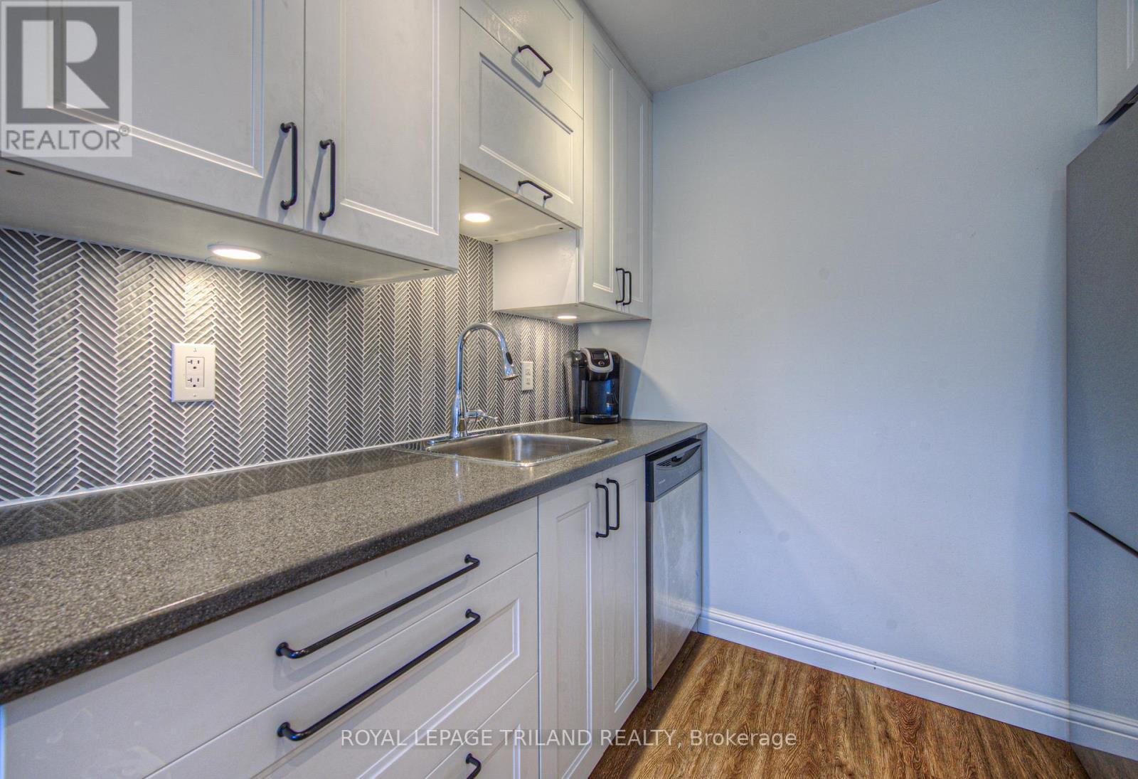 Unit #13 - 2700 Barton Street E, Hamilton (Grayside), ON - Indoor Photo Showing Kitchen