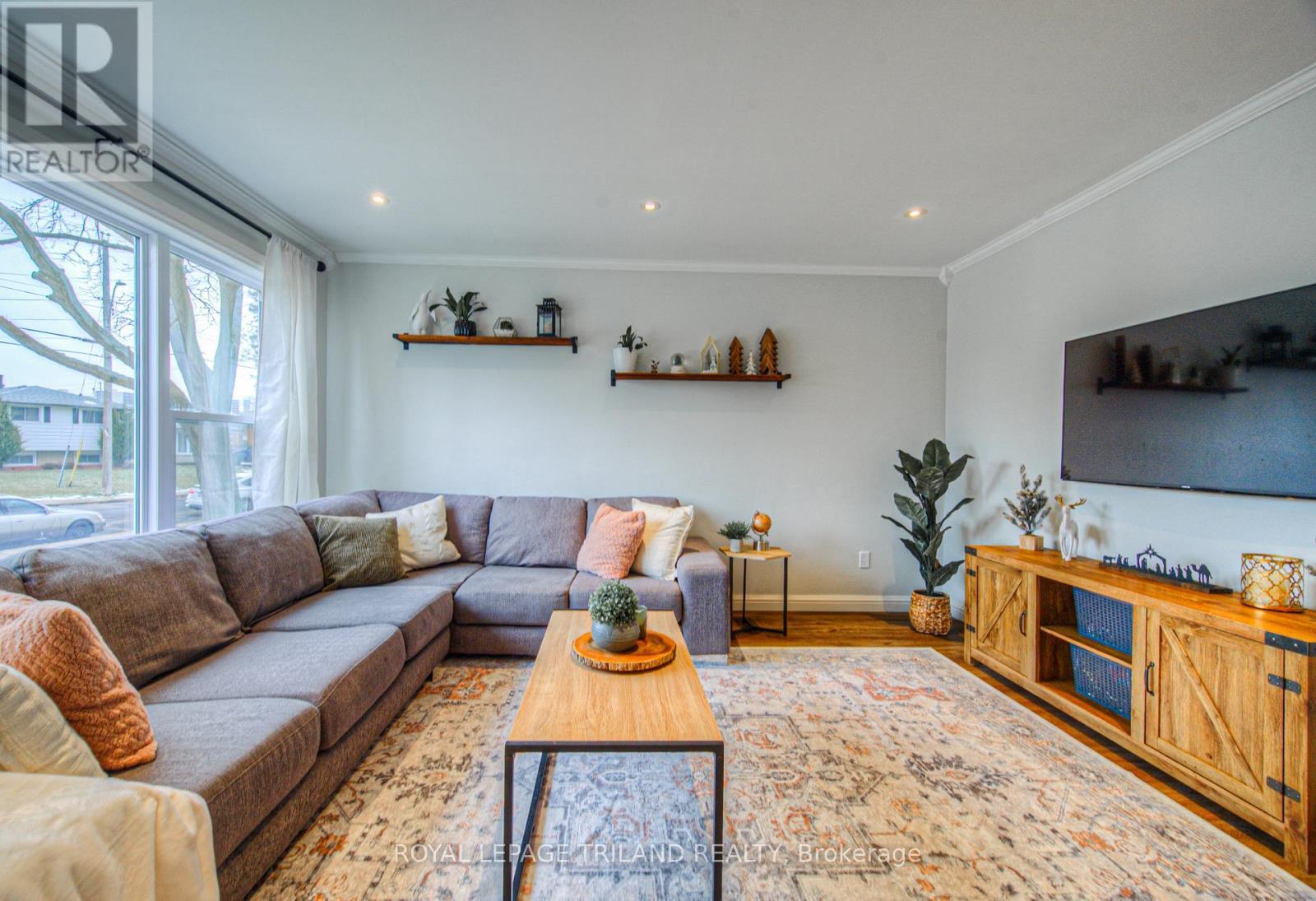 Unit #13 - 2700 Barton Street E, Hamilton (Grayside), ON - Indoor Photo Showing Living Room