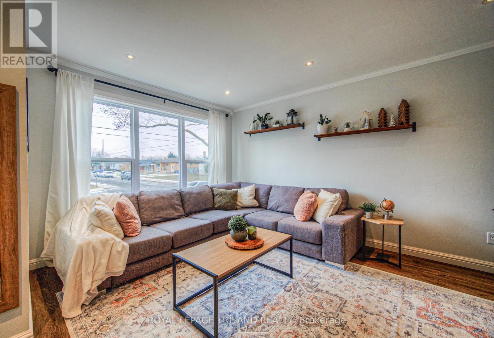 Unit #13 - 2700 Barton Street E, Hamilton (Grayside), ON - Indoor Photo Showing Living Room