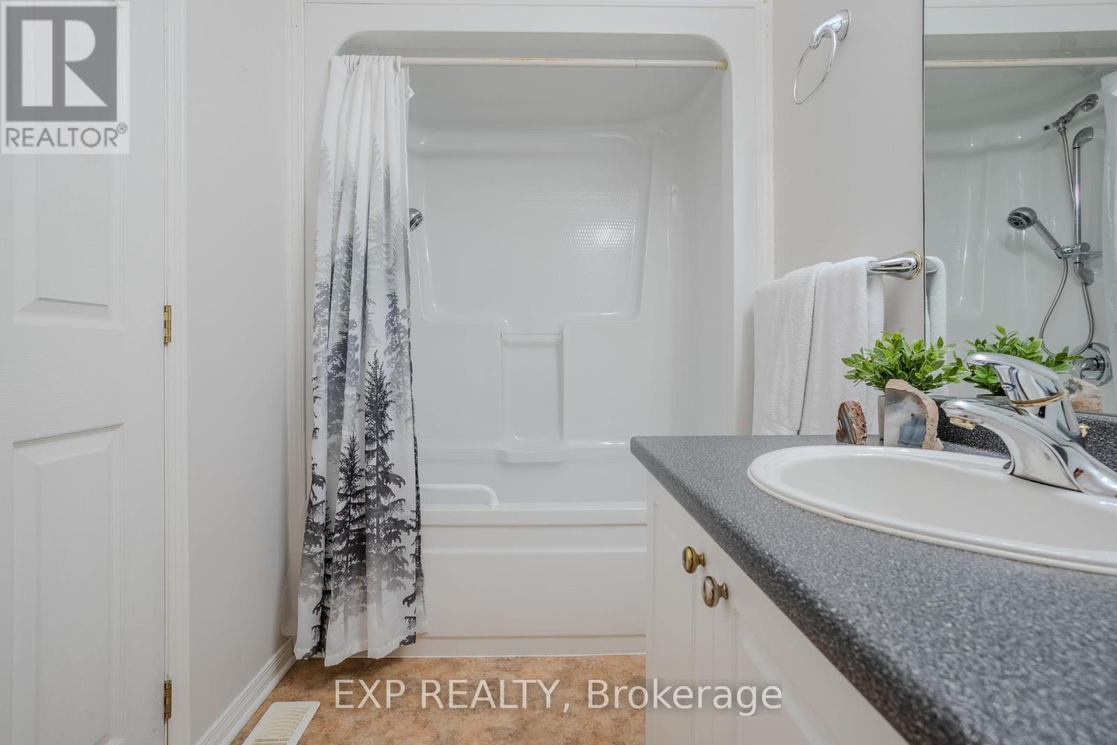 17 - 53 Bunting Road, St. Catharines (Secord Woods), ON - Indoor Photo Showing Bathroom
