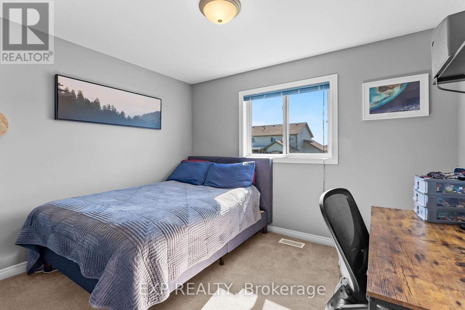 8 Lindan Street, West Lincoln (Smithville), ON - Indoor Photo Showing Bedroom