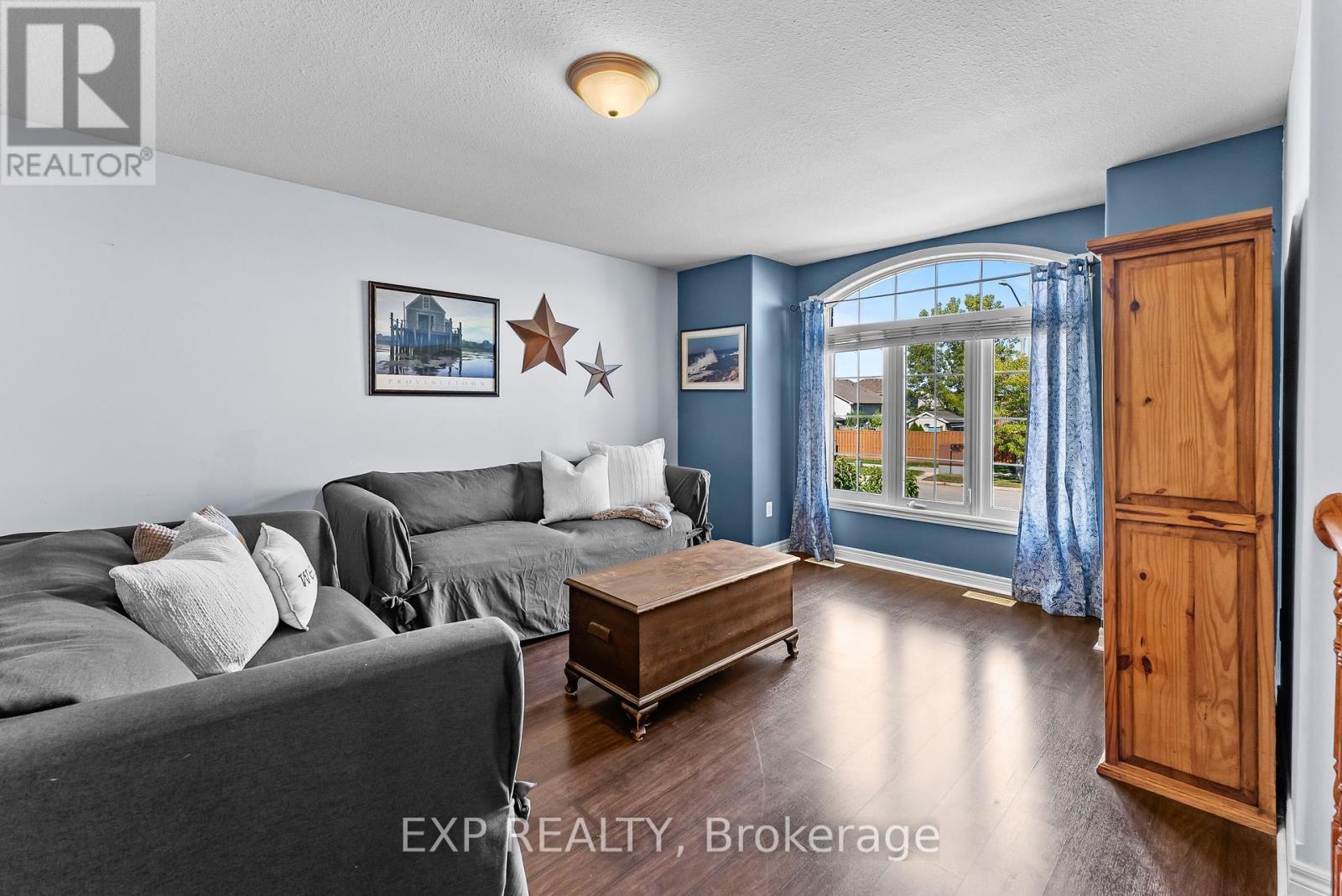 8 Lindan Street, West Lincoln (Smithville), ON - Indoor Photo Showing Living Room