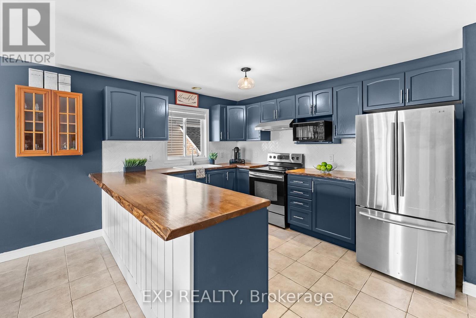 8 Lindan Street, West Lincoln (Smithville), ON - Indoor Photo Showing Kitchen