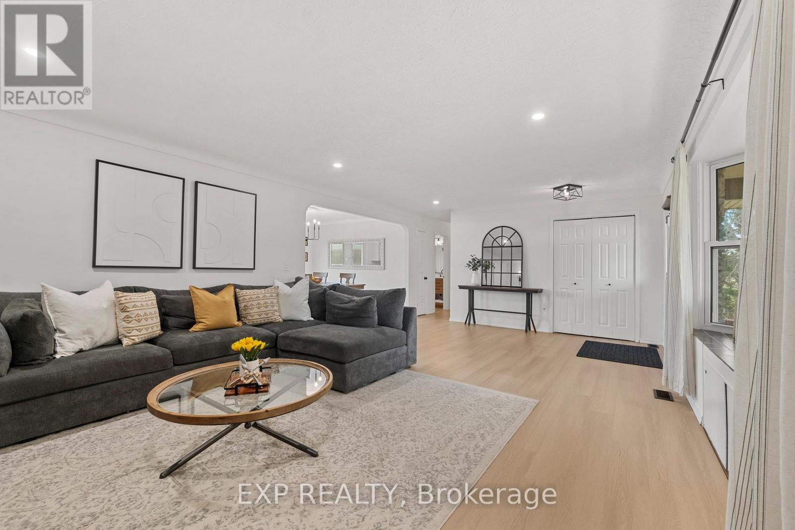 21419 Outred Road, Wainfleet (Marshville/Winger), ON - Indoor Photo Showing Living Room