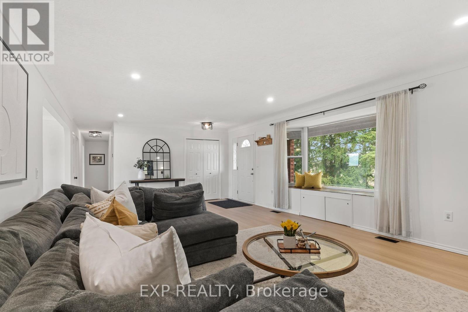 21419 Outred Road, Wainfleet (Marshville/Winger), ON - Indoor Photo Showing Living Room