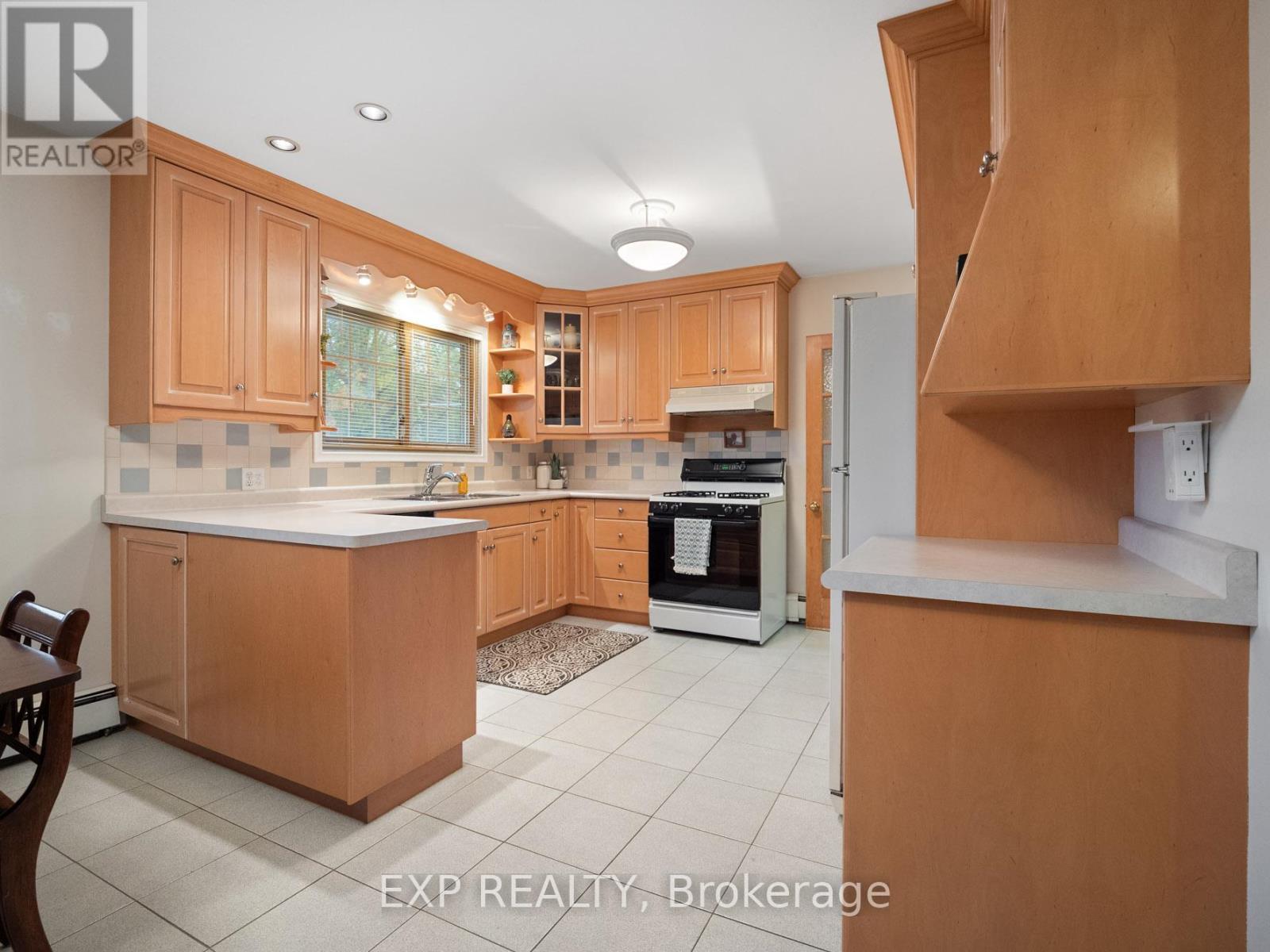 6570 Sherwood Road, Niagara Falls (Morrison), ON - Indoor Photo Showing Kitchen