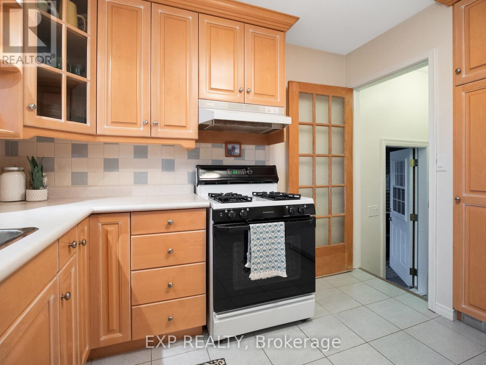 6570 Sherwood Road, Niagara Falls (Morrison), ON - Indoor Photo Showing Kitchen