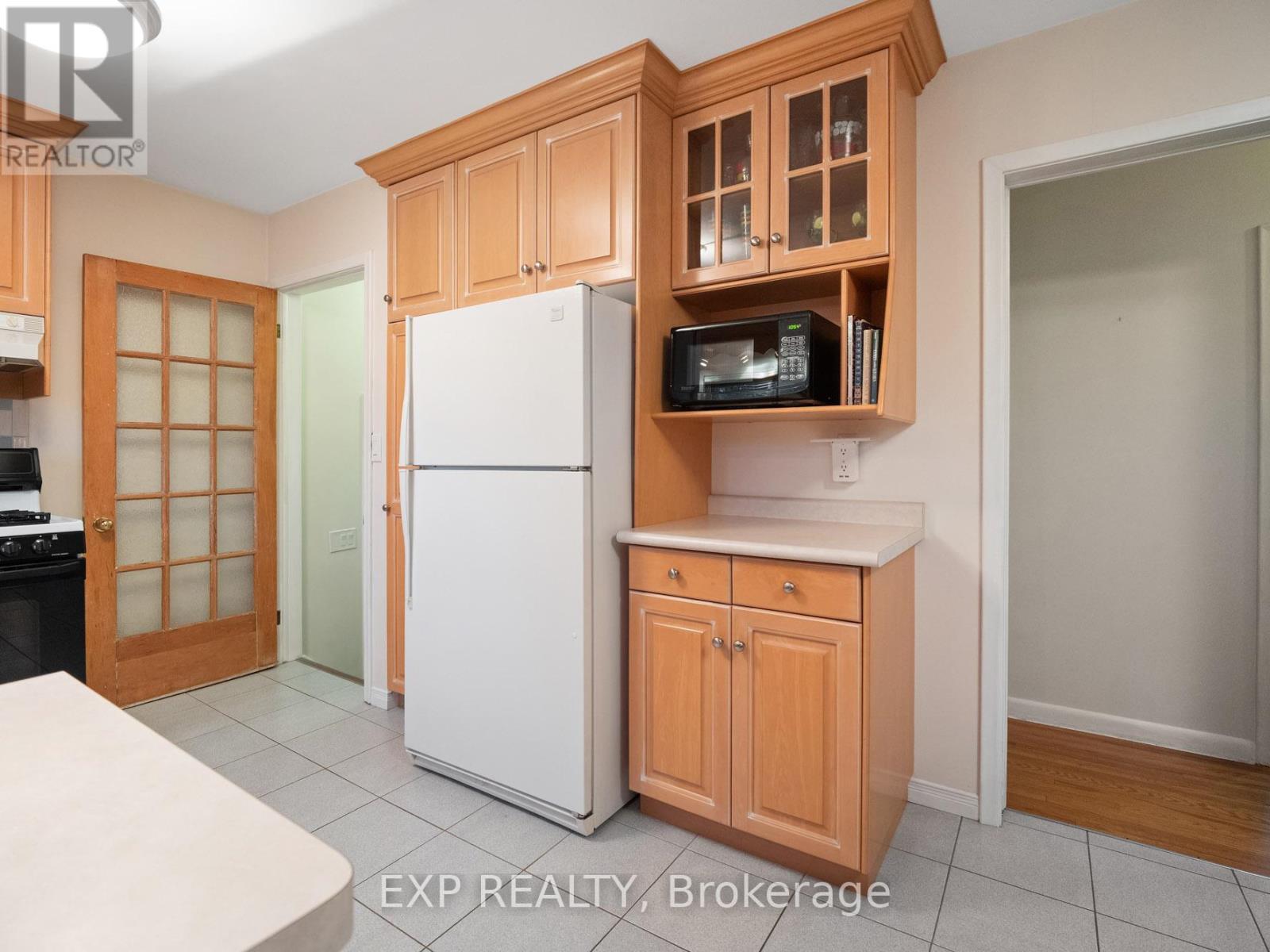 6570 Sherwood Road, Niagara Falls (Morrison), ON - Indoor Photo Showing Kitchen