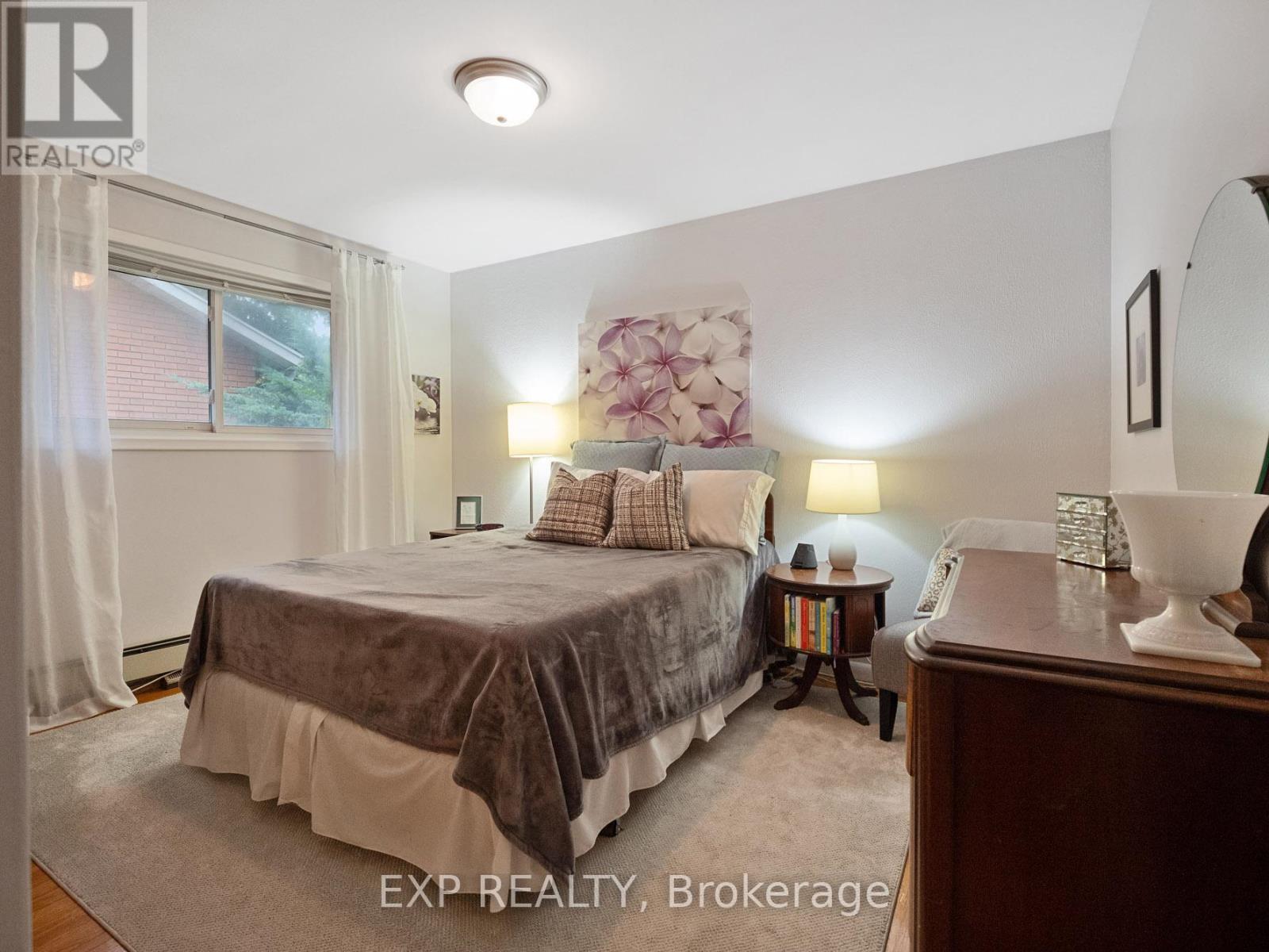 6570 Sherwood Road, Niagara Falls (Morrison), ON - Indoor Photo Showing Bedroom