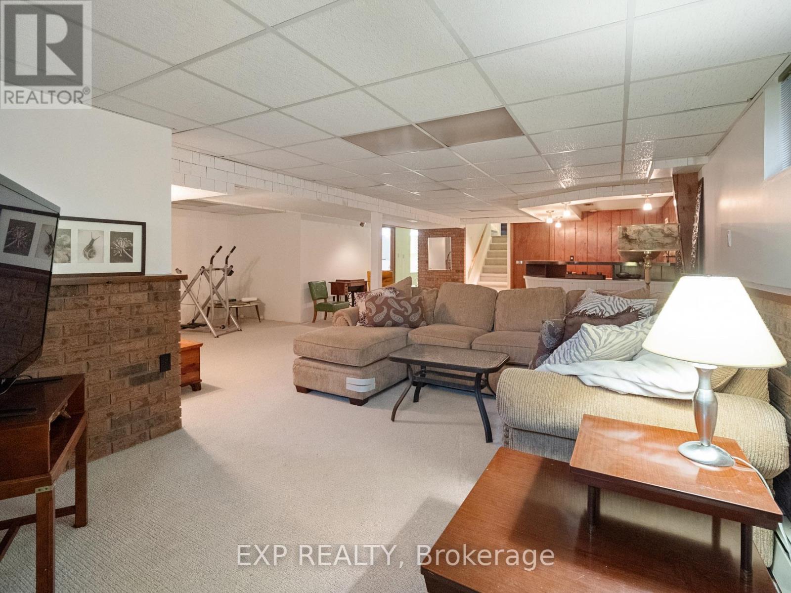6570 Sherwood Road, Niagara Falls (Morrison), ON - Indoor Photo Showing Living Room