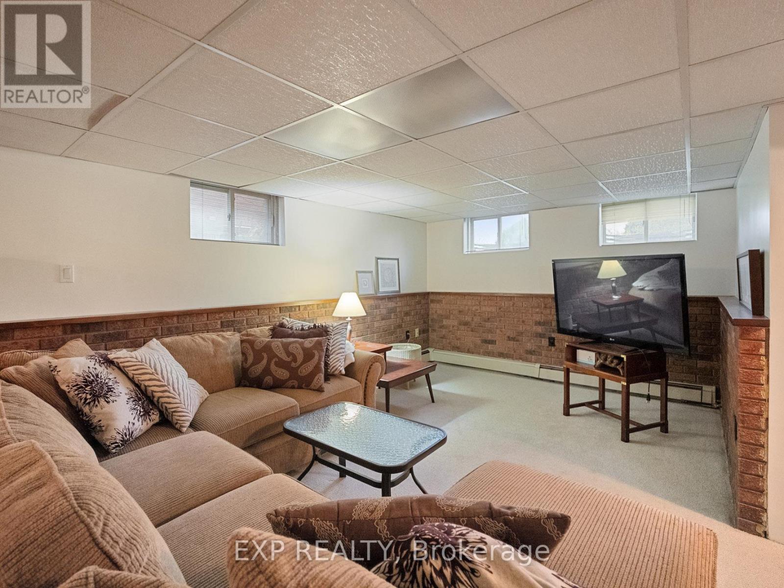 6570 Sherwood Road, Niagara Falls (Morrison), ON - Indoor