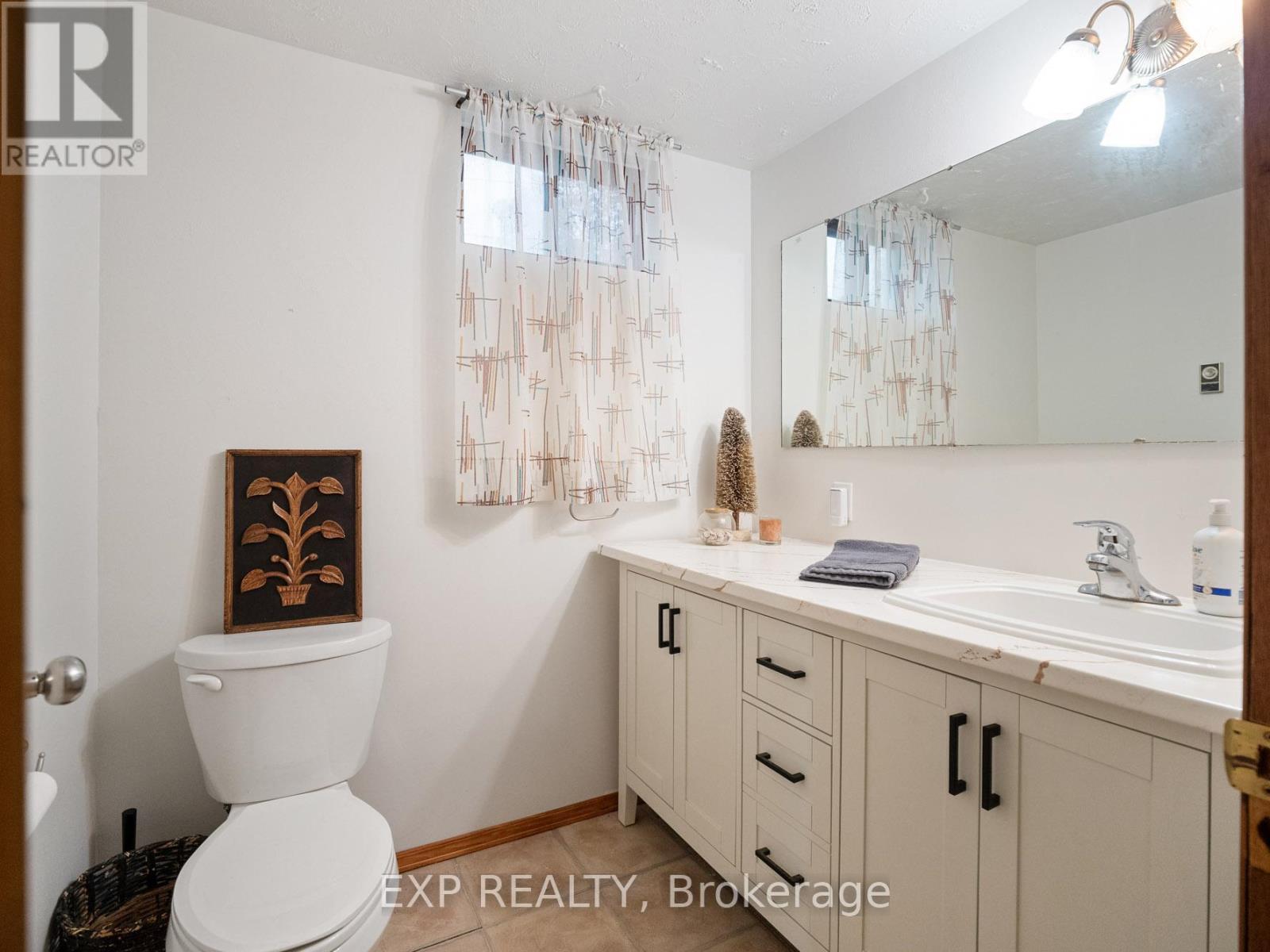 6570 Sherwood Road, Niagara Falls (Morrison), ON - Indoor Photo Showing Bathroom