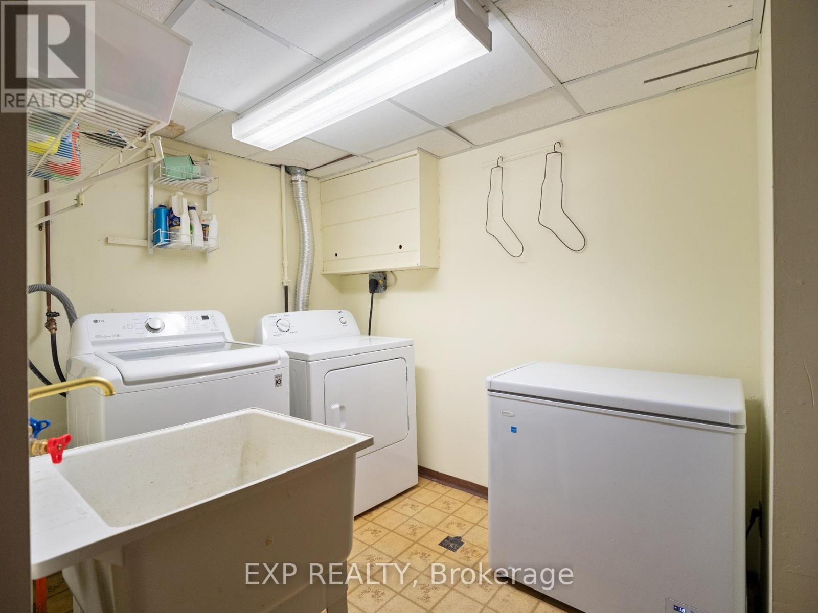 6570 Sherwood Road, Niagara Falls (Morrison), ON - Indoor Photo Showing Laundry Room
