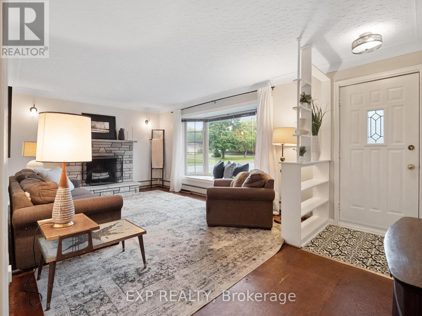 6570 Sherwood Road, Niagara Falls (Morrison), ON - Indoor Photo Showing Living Room With Fireplace