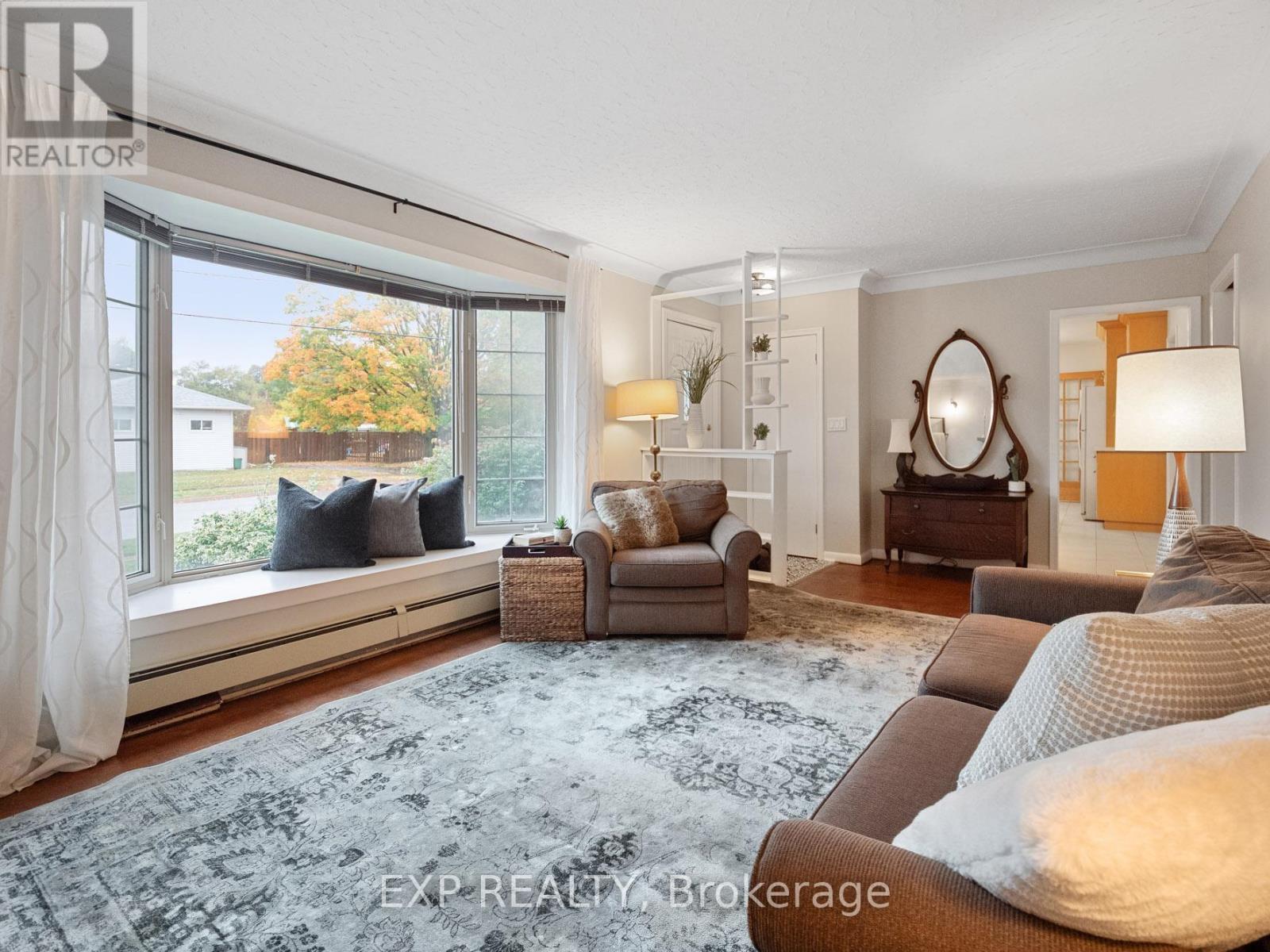 6570 Sherwood Road, Niagara Falls (Morrison), ON - Indoor Photo Showing Living Room