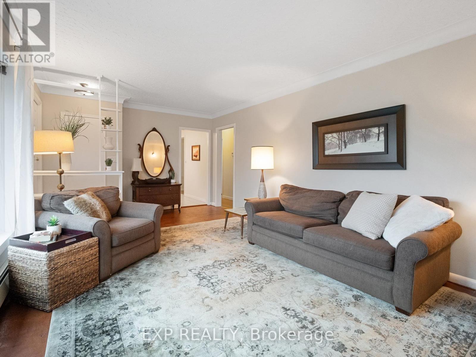 6570 Sherwood Road, Niagara Falls (Morrison), ON - Indoor Photo Showing Living Room