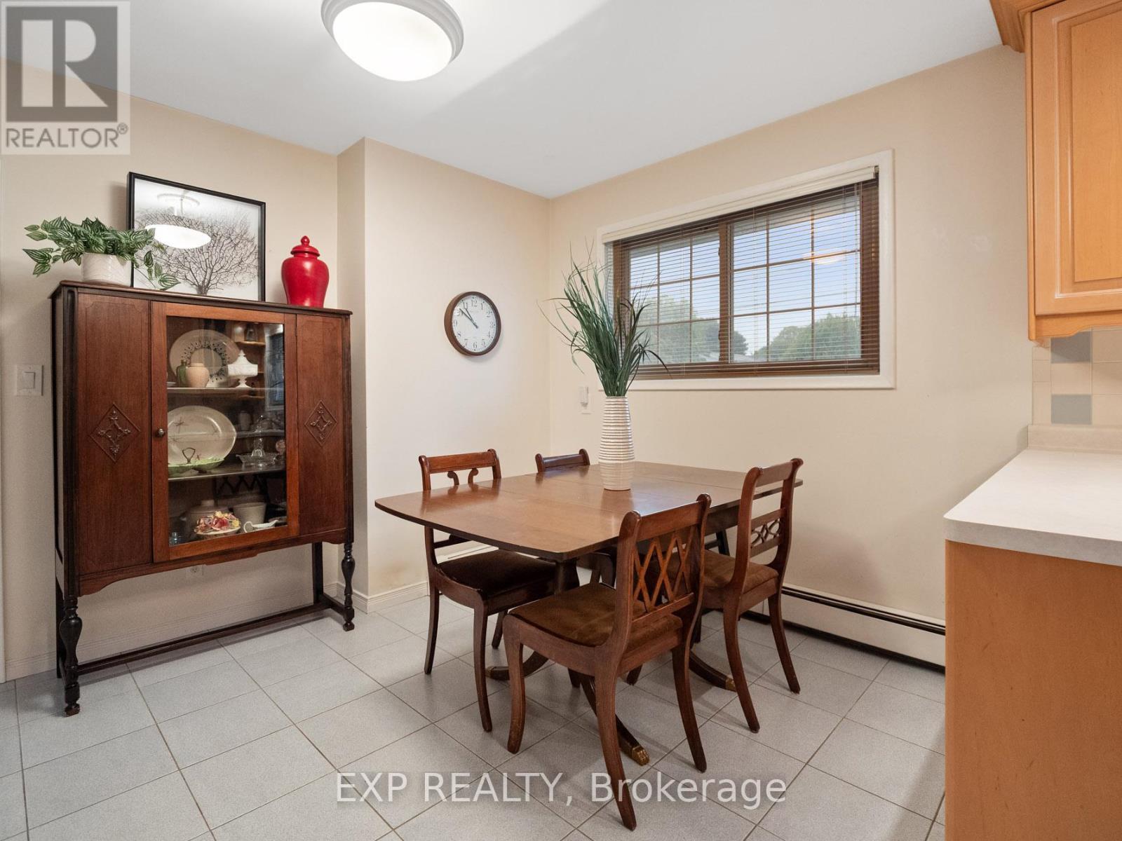 6570 Sherwood Road, Niagara Falls (Morrison), ON - Indoor Photo Showing Dining Room