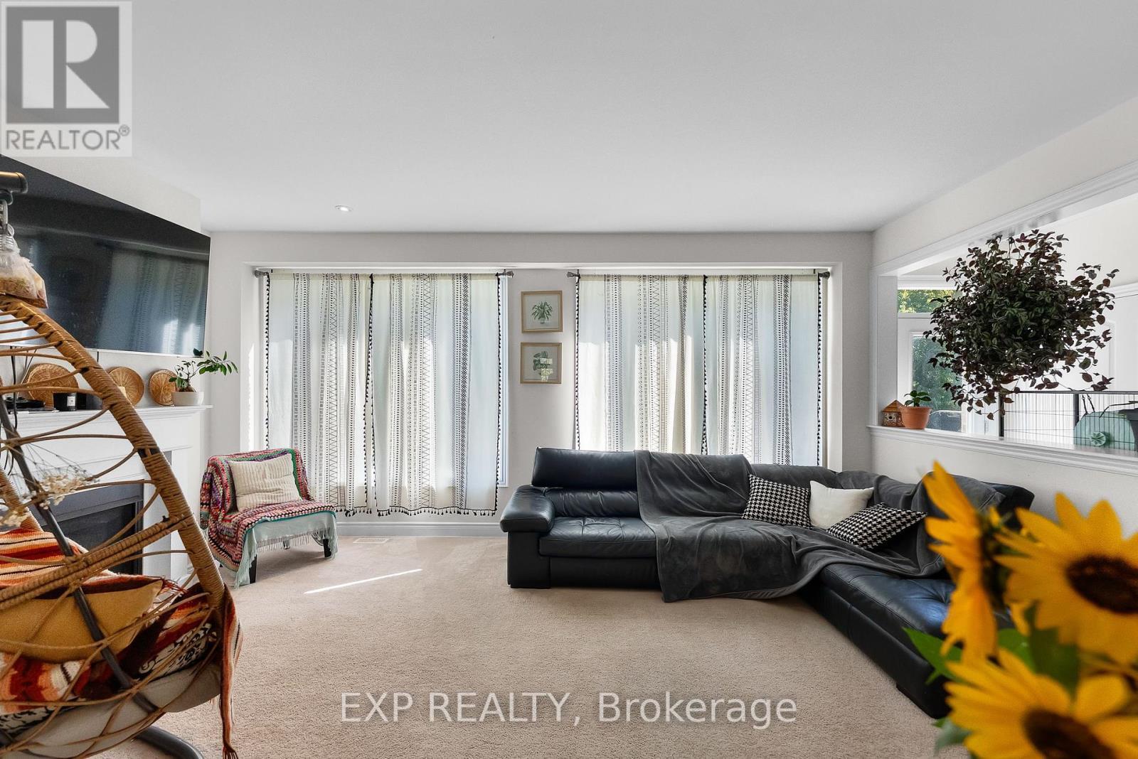 7712 Tupelo Crescent, Niagara Falls (Brown), ON - Indoor Photo Showing Living Room