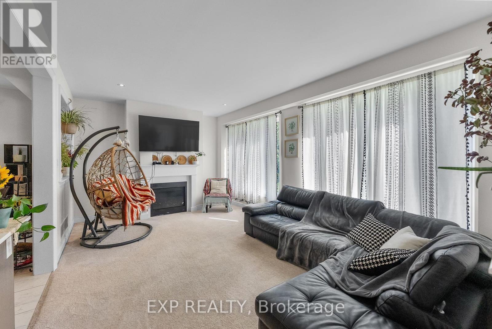 7712 Tupelo Crescent, Niagara Falls (Brown), ON - Indoor Photo Showing Living Room With Fireplace