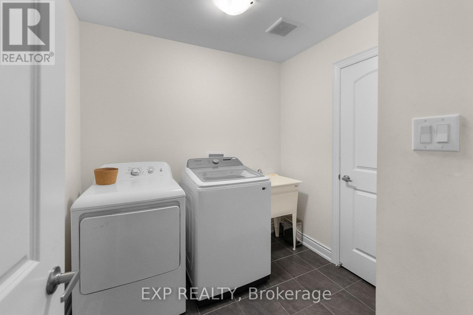7712 Tupelo Crescent, Niagara Falls (Brown), ON - Indoor Photo Showing Laundry Room