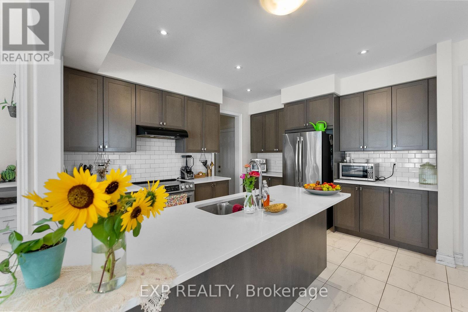 7712 Tupelo Crescent, Niagara Falls (Brown), ON - Indoor Photo Showing Kitchen With Stainless Steel Kitchen With Double Sink With Upgraded Kitchen
