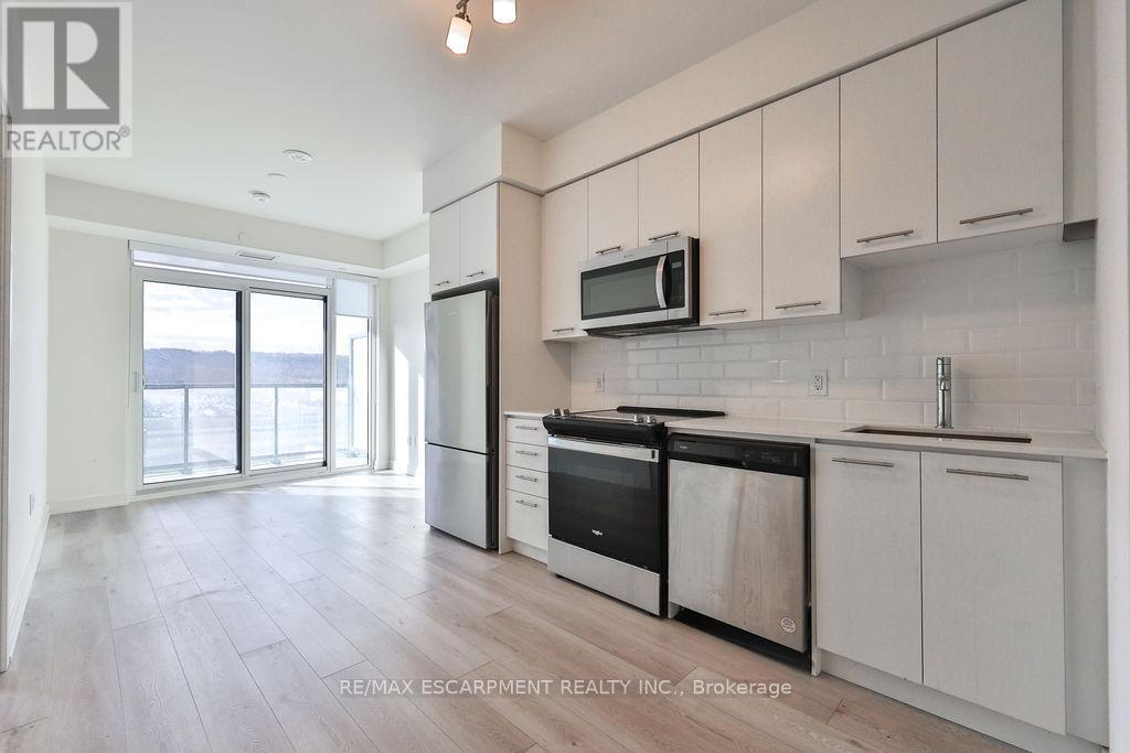 612 - 385 Winston Road, Grimsby, ON - Indoor Photo Showing Kitchen With Stainless Steel Kitchen With Upgraded Kitchen