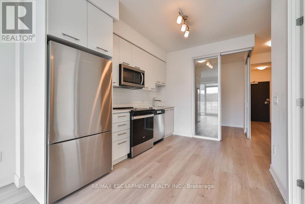 612 - 385 Winston Road, Grimsby, ON - Indoor Photo Showing Kitchen With Stainless Steel Kitchen
