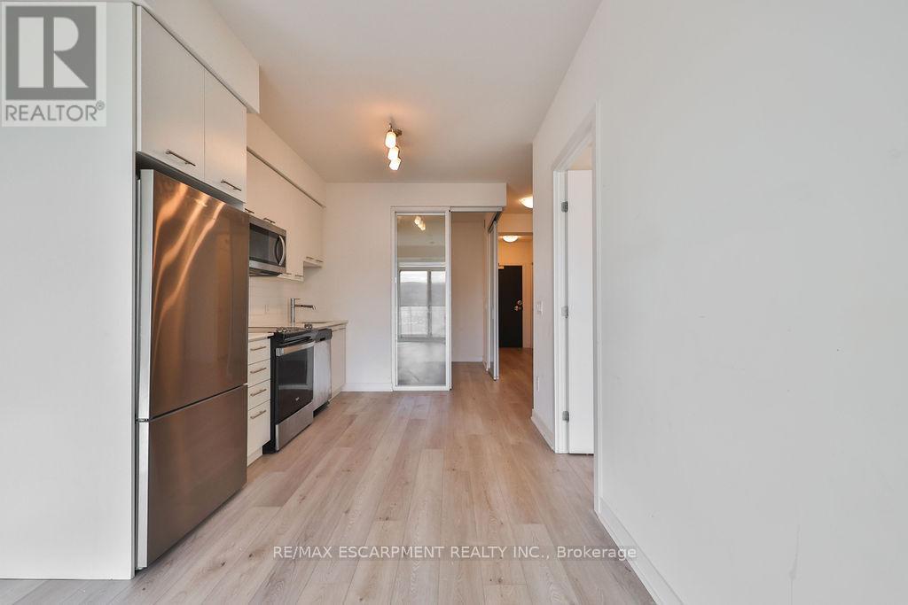 612 - 385 Winston Road, Grimsby, ON - Indoor Photo Showing Kitchen With Stainless Steel Kitchen