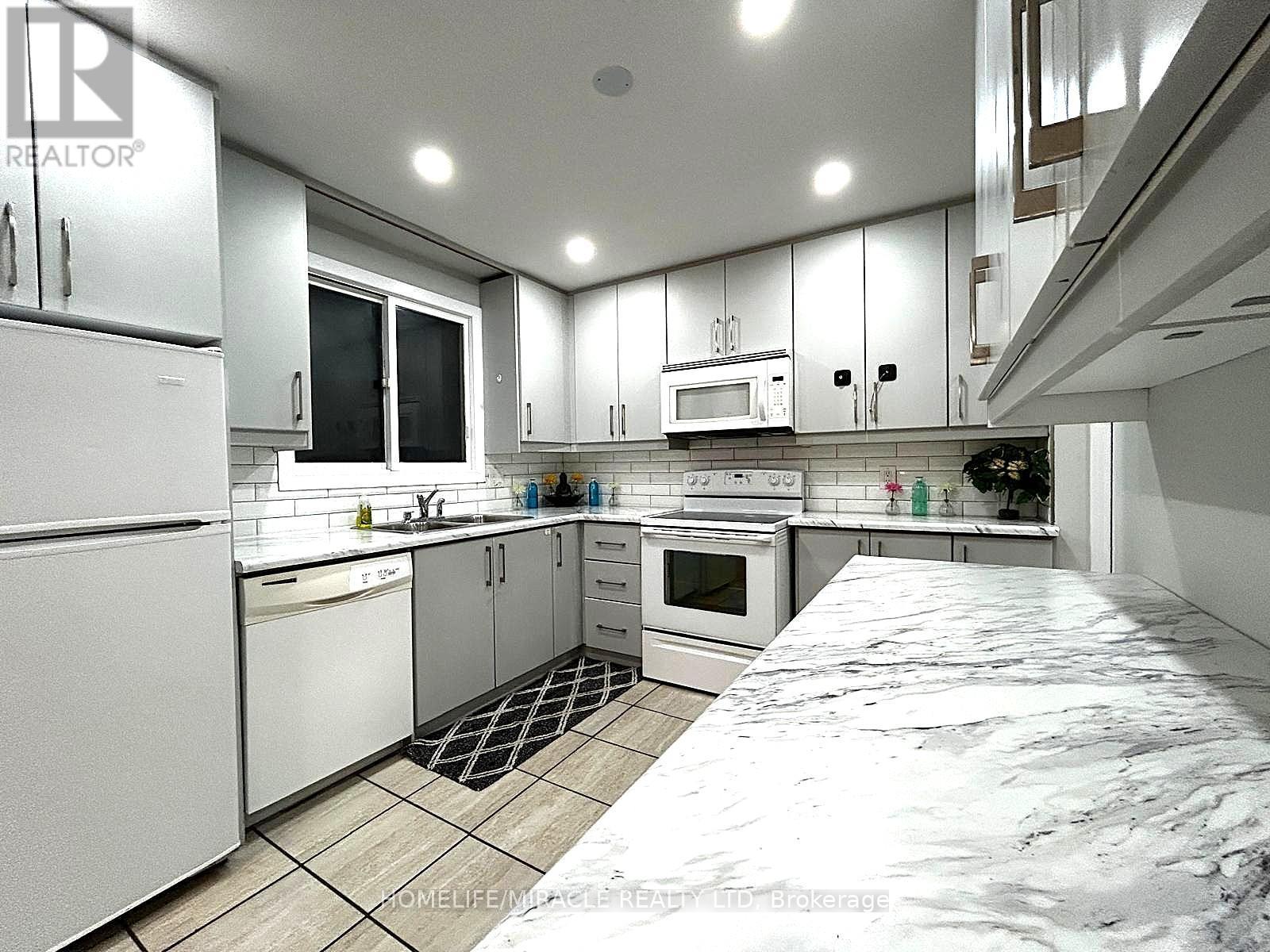 7043 Bonnie Street, Niagara Falls, ON - Indoor Photo Showing Kitchen With Double Sink