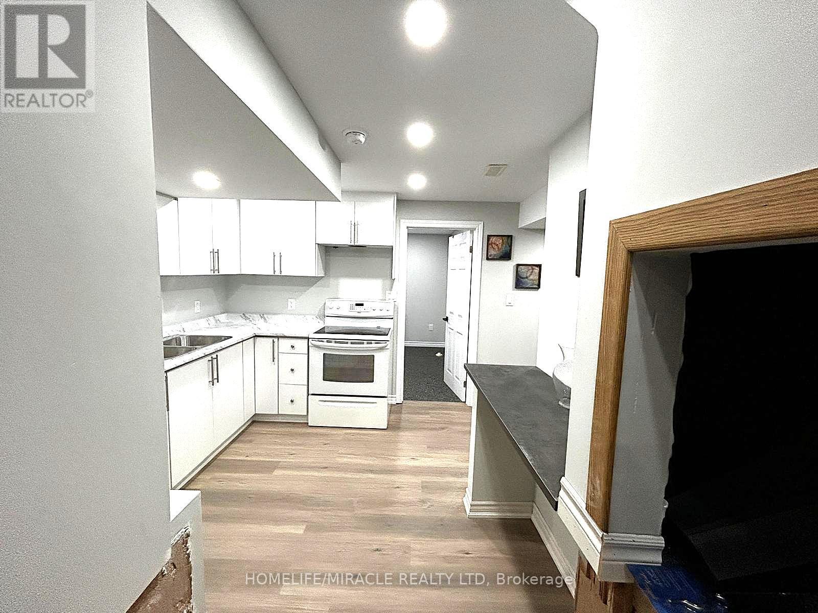 7043 Bonnie Street, Niagara Falls, ON - Indoor Photo Showing Kitchen