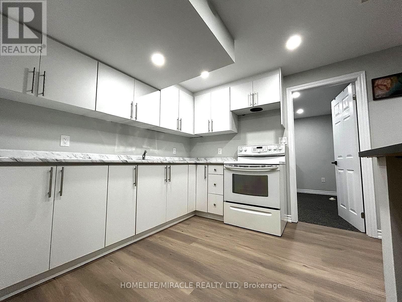 7043 Bonnie Street, Niagara Falls, ON - Indoor Photo Showing Kitchen