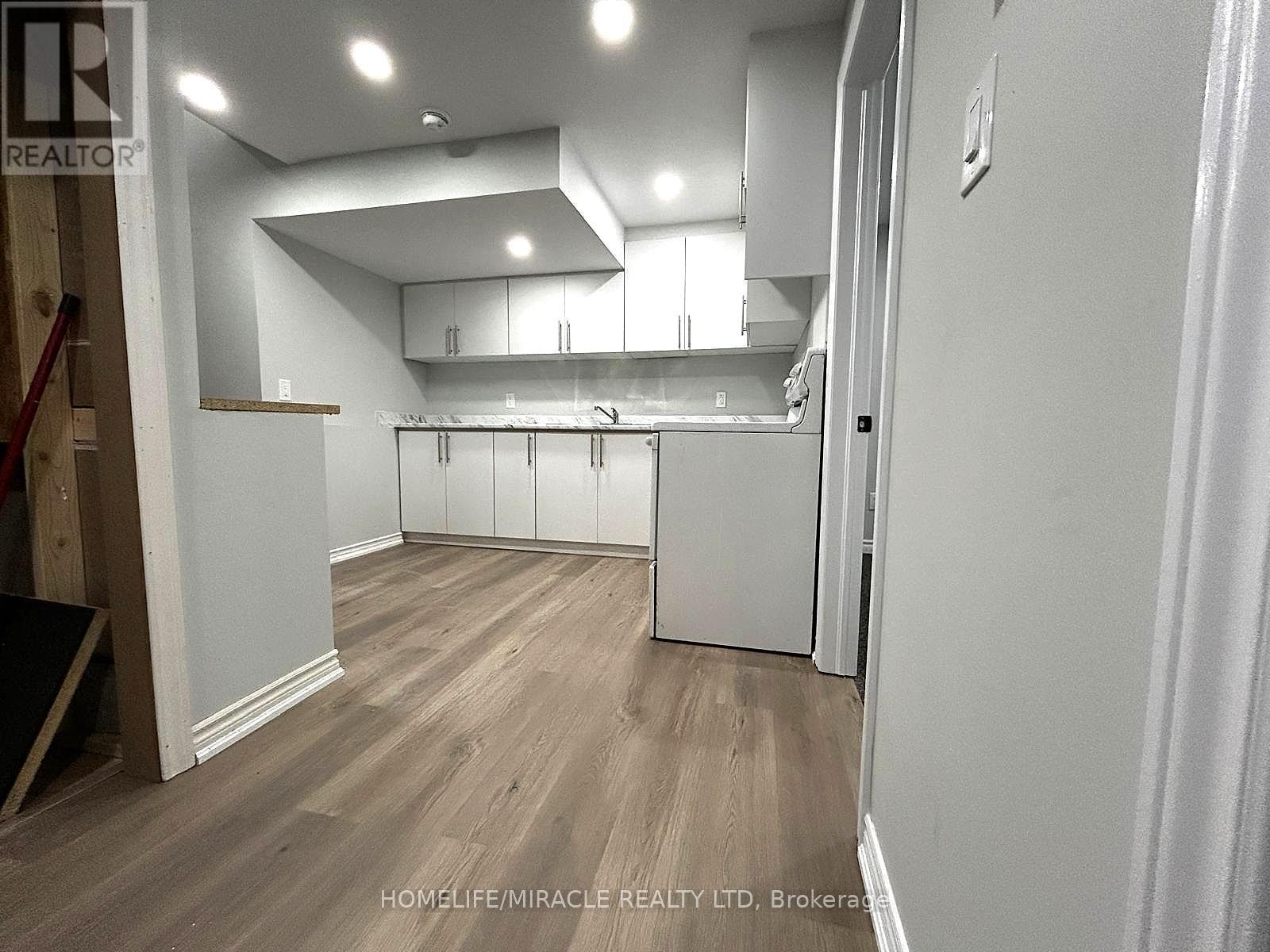 7043 Bonnie Street, Niagara Falls, ON - Indoor Photo Showing Laundry Room