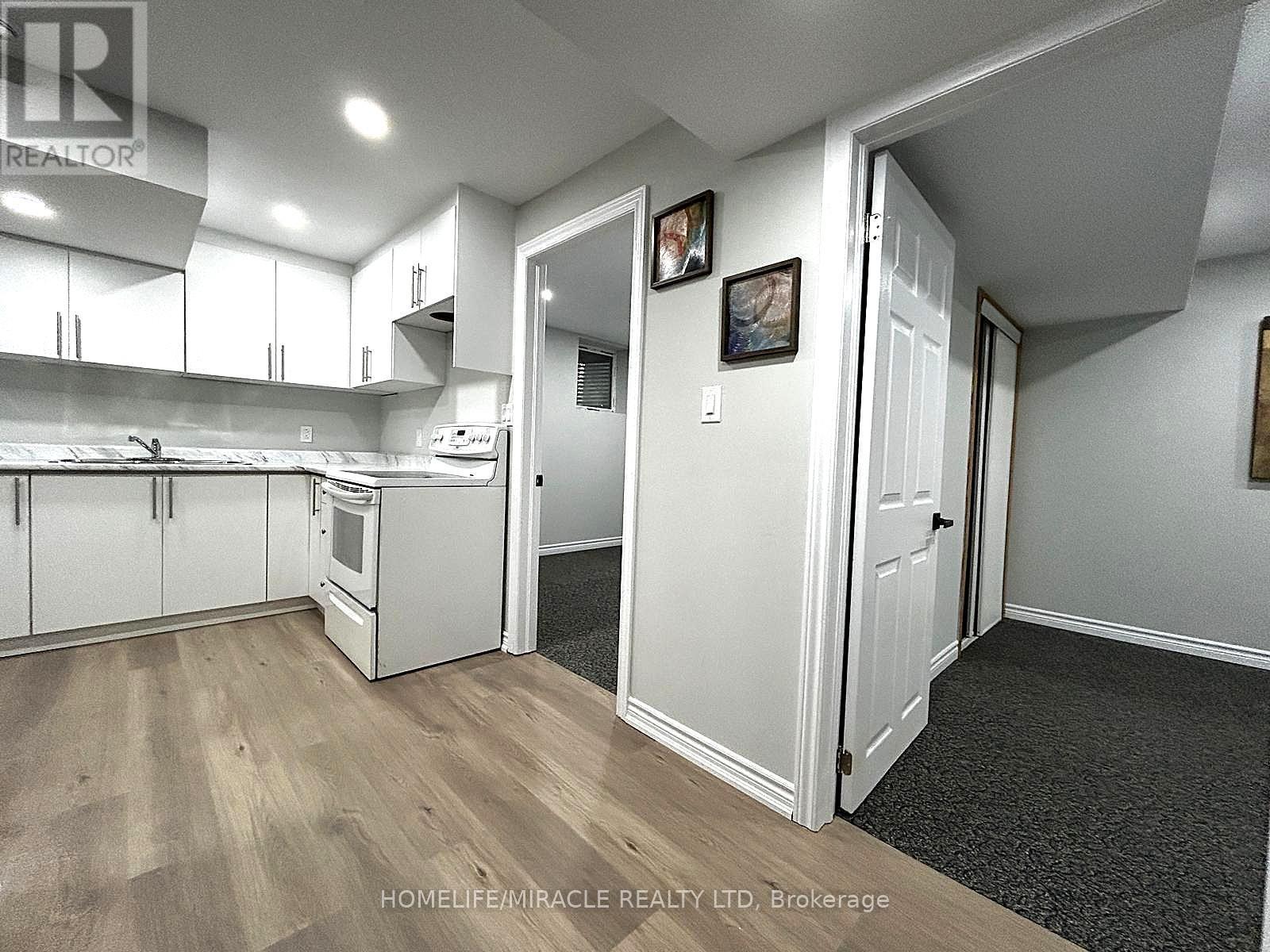 7043 Bonnie Street, Niagara Falls, ON - Indoor Photo Showing Kitchen