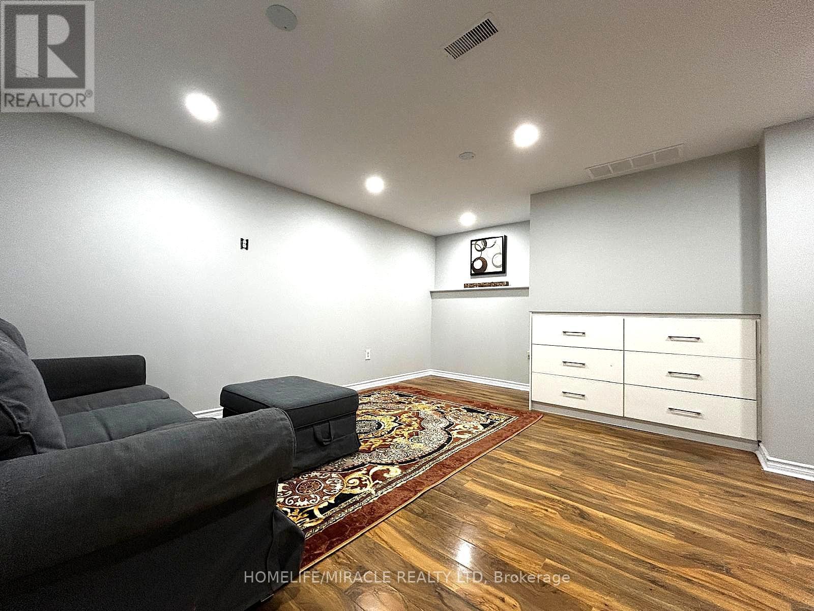 7043 Bonnie Street, Niagara Falls, ON - Indoor