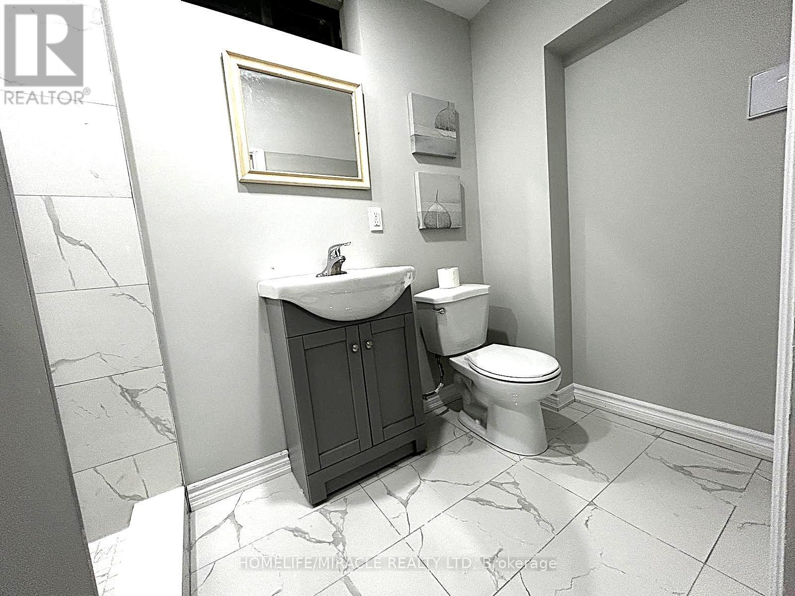 7043 Bonnie Street, Niagara Falls, ON - Indoor Photo Showing Bathroom