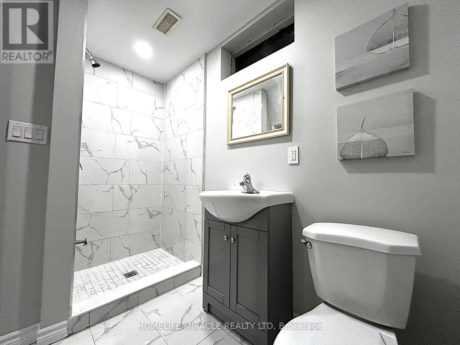 7043 Bonnie Street, Niagara Falls, ON - Indoor Photo Showing Bathroom