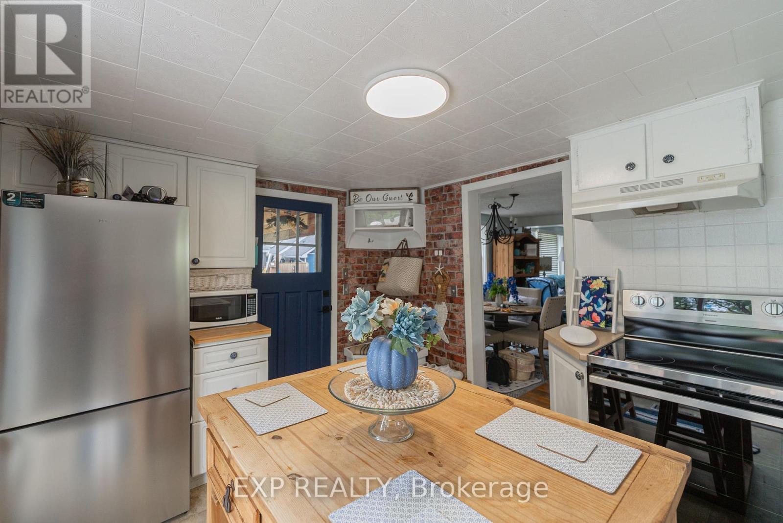 3791 Fairfield Avenue, Fort Erie (Crystal Beach), ON - Indoor Photo Showing Kitchen