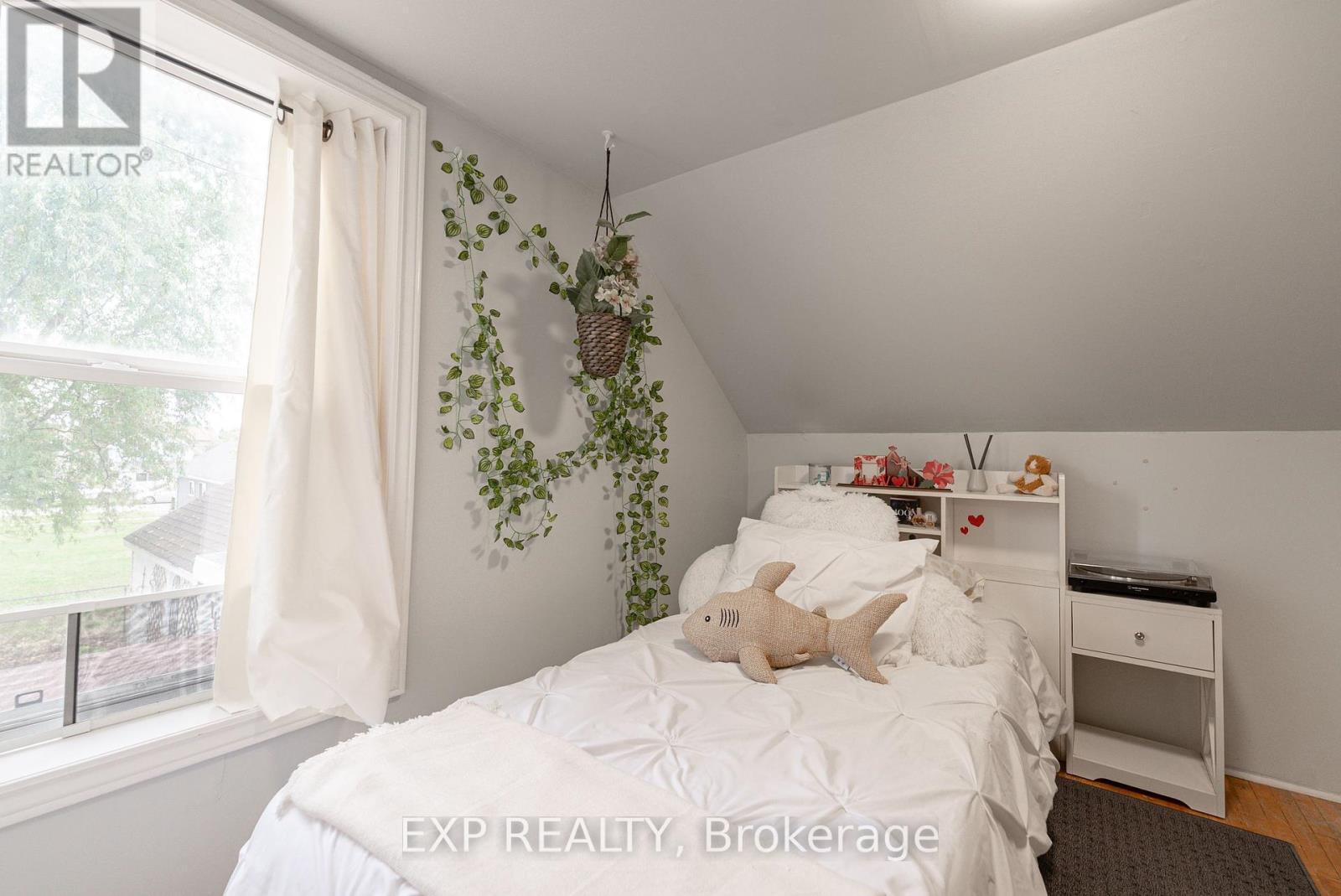 3791 Fairfield Avenue, Fort Erie (Crystal Beach), ON - Indoor Photo Showing Bedroom