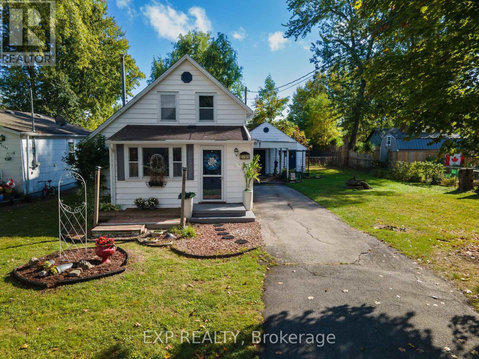 3791 Fairfield Avenue, Fort Erie (Crystal Beach), ON - Outdoor With Facade