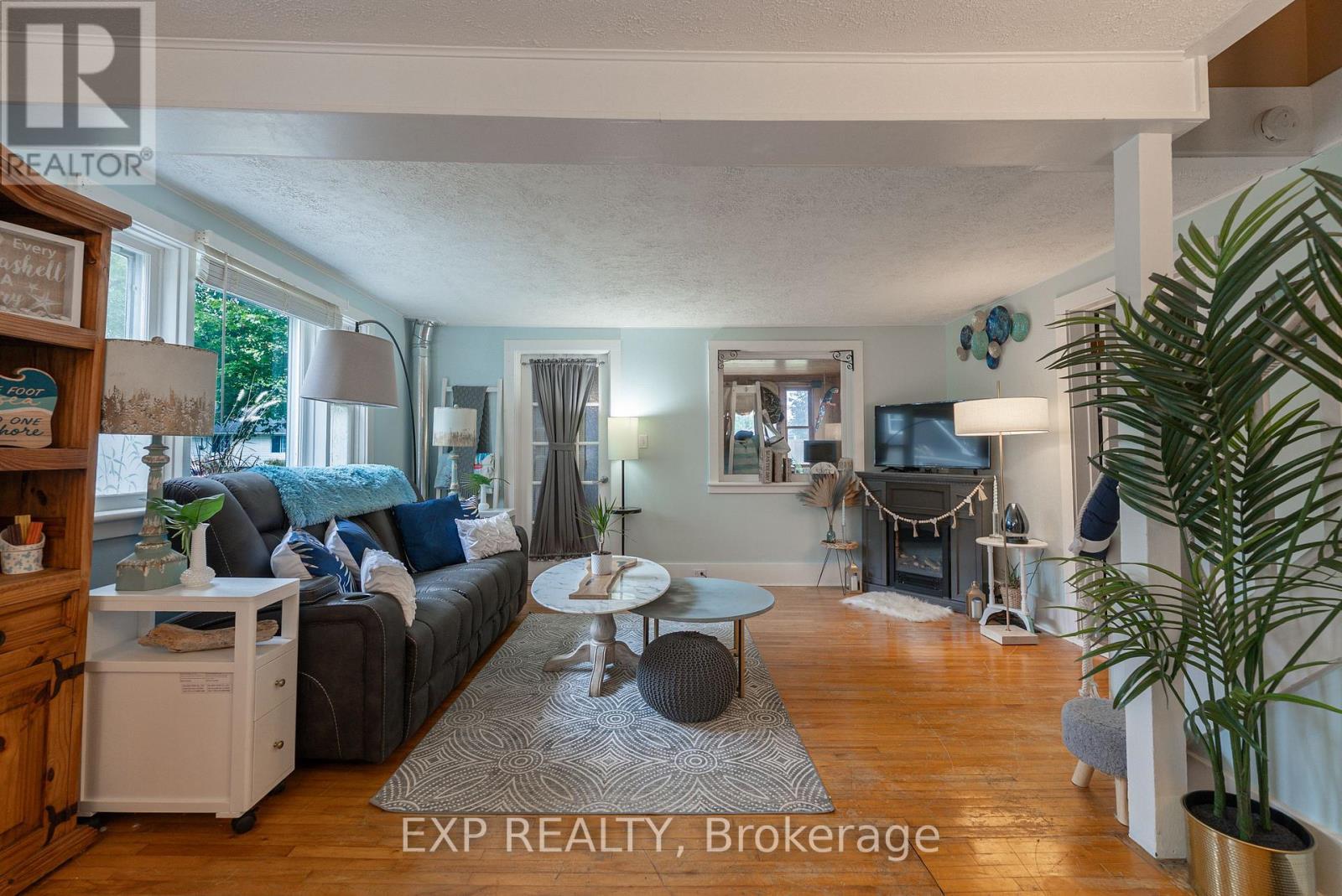 3791 Fairfield Avenue, Fort Erie (Crystal Beach), ON - Indoor Photo Showing Living Room