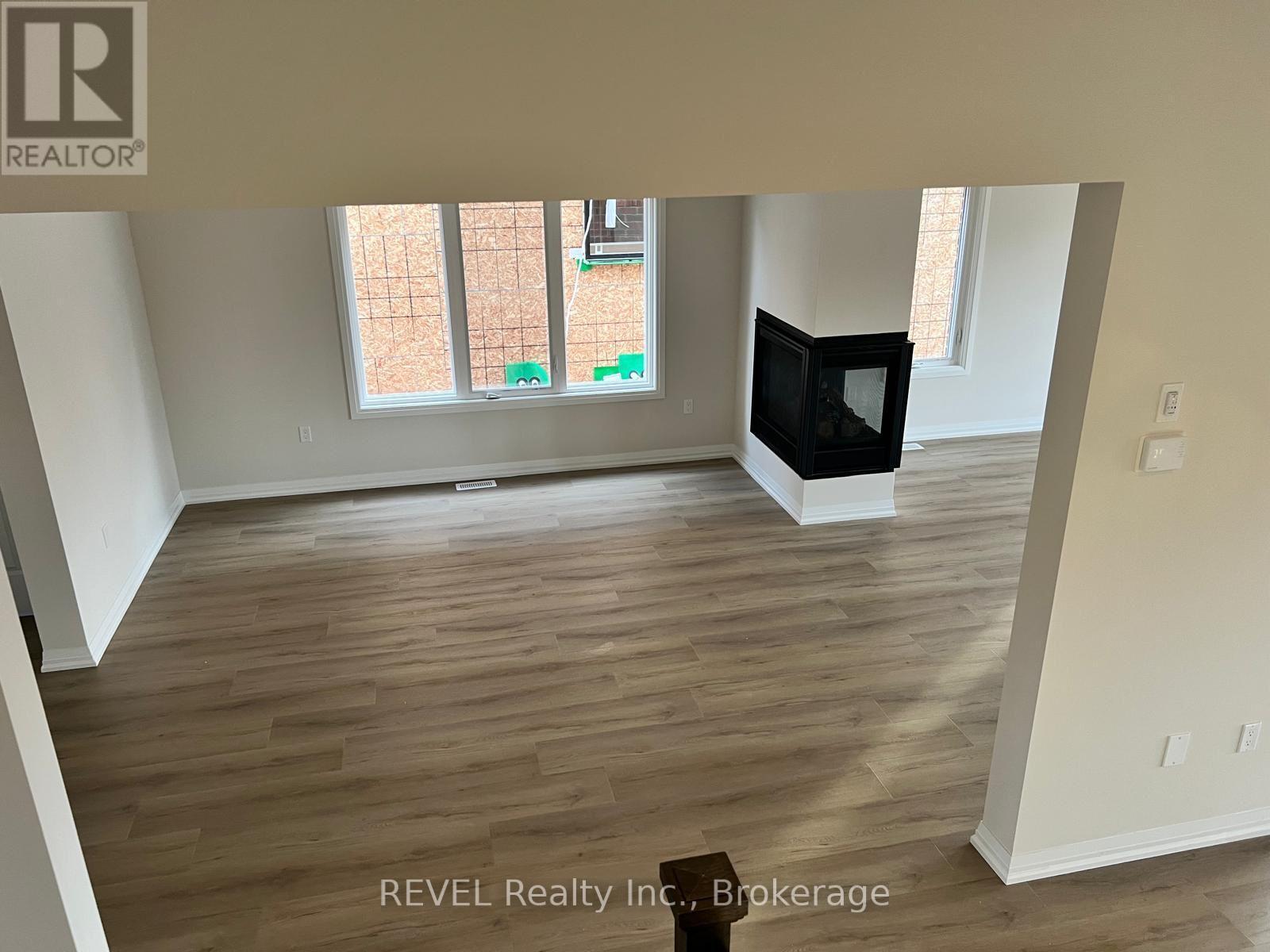 1013 Kraft Road N, Fort Erie (Crescent Park), ON - Indoor With Fireplace