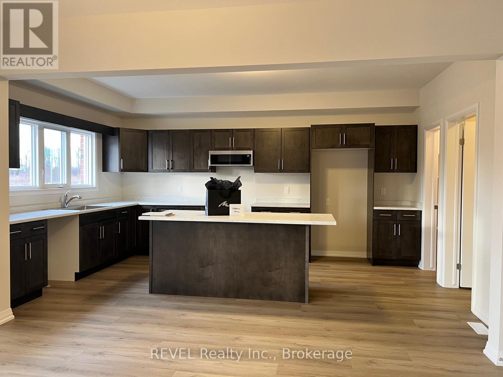 1013 Kraft Road N, Fort Erie (Crescent Park), ON - Indoor Photo Showing Kitchen